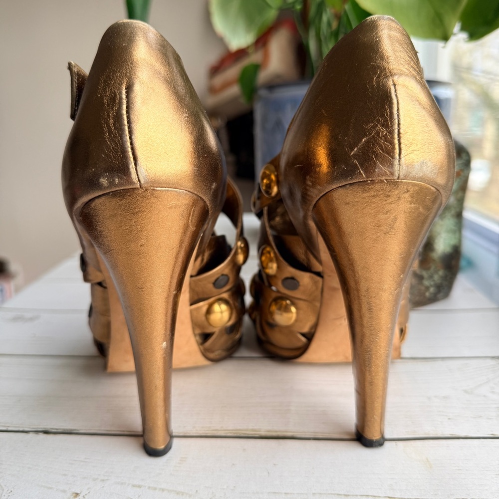 Gucci | Vintage Babouska Studded Metallic Gold Leather 5” Heels - Picture 5 of 16